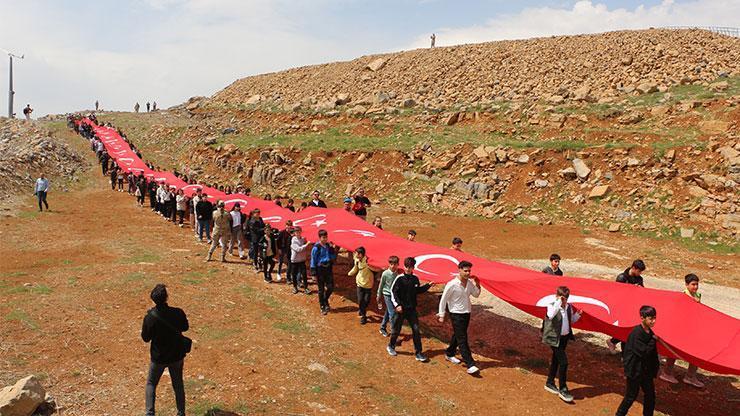 105 çocuk, Cudi Dağı’nda 105 metrelik Türk bayrağıyla yürüdü