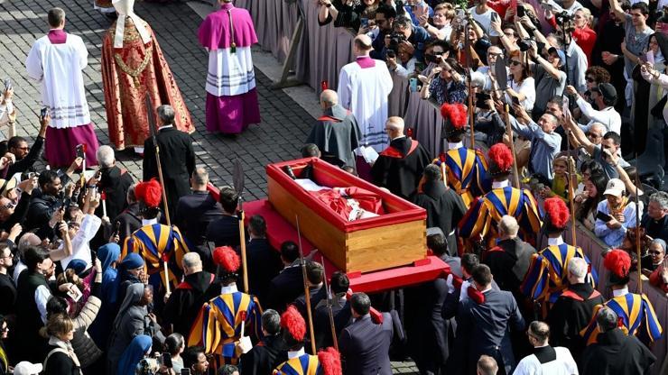 Papa Francisin Naaşı Ziyarete Açıldı Aziz Petrus Bazilikası’na Getirildi: İsviçreli Muhafızlar Nöbette…
