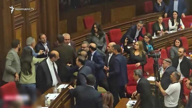 Ermenistan meclisi karıştı: Sözde soykırımı inkar yasası oylamasında kavga