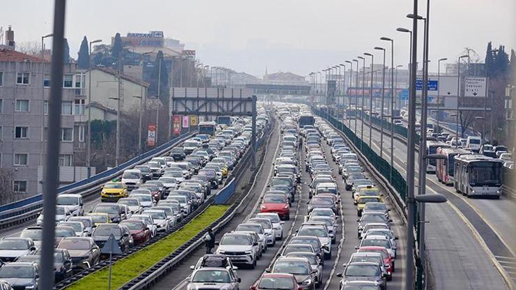 İstanbulda depremlerin ardından trafik yoğunluğu yaşanıyor