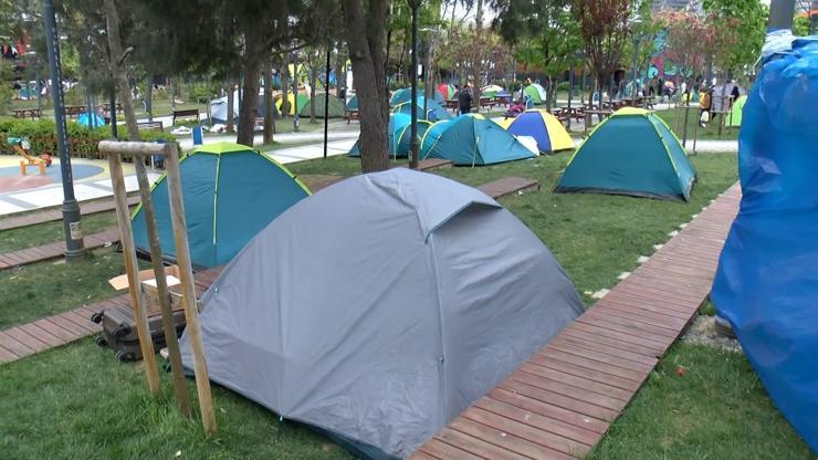 İstanbulda bazı vatandaşlar parklarda sabahladı