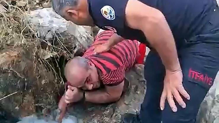 Adana’da kolu deredeki kayaların arasına sıkıştı, itfaiye ekibi kurtardı
