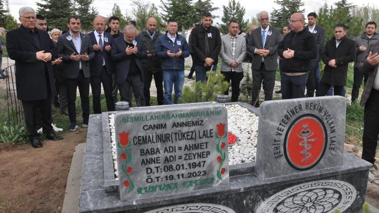 Bıçaklı kavgada öldürülen veteriner hekim, mezarı başında anıldı Bıçaklı kavgada öldürülen veteriner hekim, mezarı başında anıldı