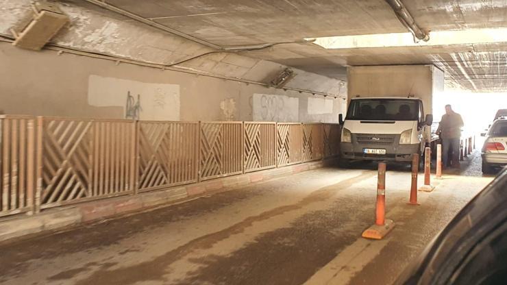 Bursada kamyonet alt geçide sıkıştı