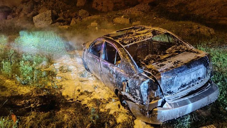 Seyir halindeki otomobil yanarak küle döndü