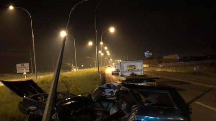 Otomobil aydınlatma direğine çarptı: 1 ölü, 1 yaralı Otomobil aydınlatma direğine çarptı: 1 ölü, 1 yaralı