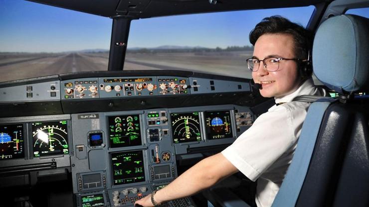 Model uçaktan pilotluğa uzanan yol: İşte THYnin en genç pilotu...