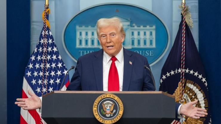 Trump: ABD gemileri Panama ve Süveyş Kanalından ücretsiz geçmeli