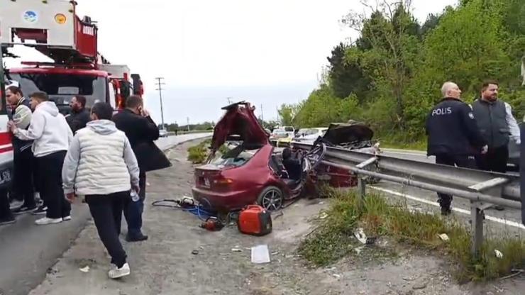 Sakaryada feci kaza Otomobil bariyerlere saplandı: 2 ağır yaralı