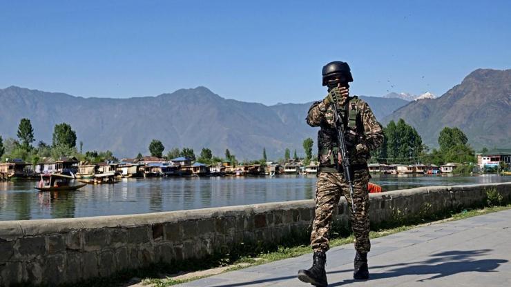 İki nükleer güç, savaşın eşiğinde mi Pakistan Savunma Bakanı’ndan “an meselesi” uyarısı…