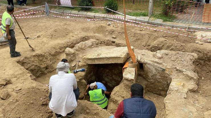 Yol yenileme çalışmasında ortaya çıktı Ekipler hemen etrafını kapattı