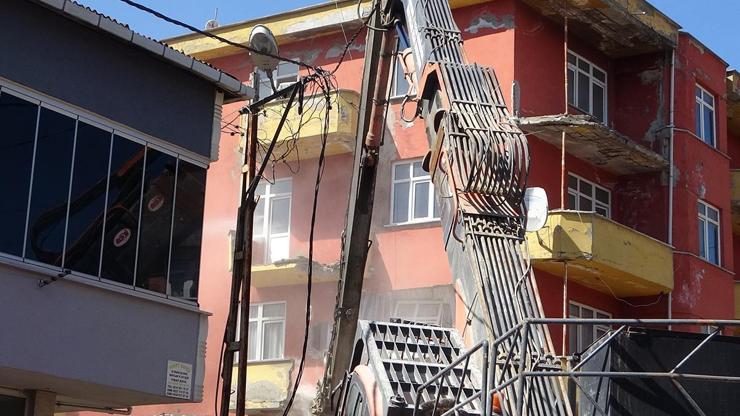 6,2lik depremde zarar görmüştü 5 katlı bina kontrollü şekilde yıkıldı