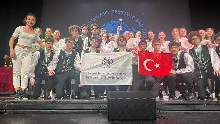 Liselilerden halk oyunlarında büyük zafer Roma’dan birincilik ve büyük ödülle döndüler