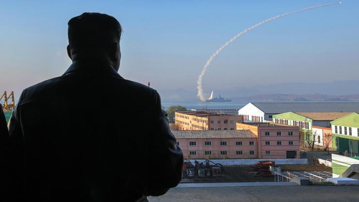 Füzeler ateşlendi, Kim Jong-un izledi Yeni savaş gemisinden test atışı yapıldı: Donanmaya ‘nükleer’ talimat…