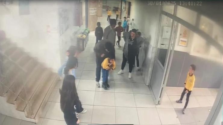 Nefes borusuna yiyecek kaçan öğrencisini 'Heimlich' manevrasıyla kurtardı; o anlar kamerada