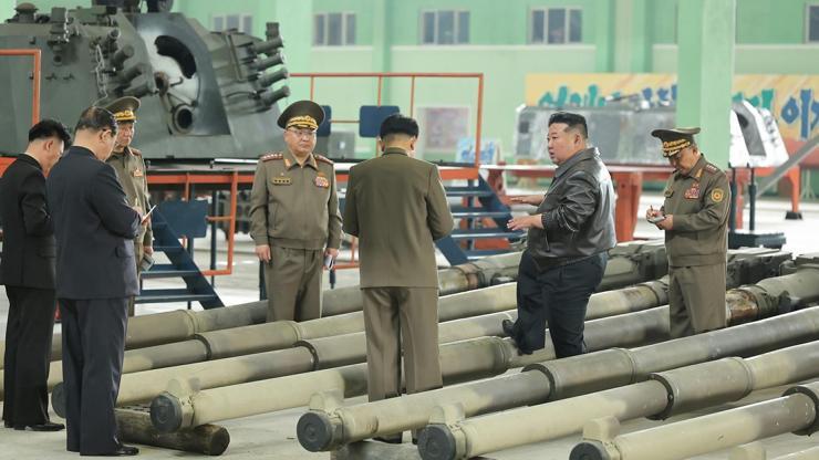 Kuzey Kore lideri Kim tank fabrikasını gezdi: Modern savaş vurgusu...
