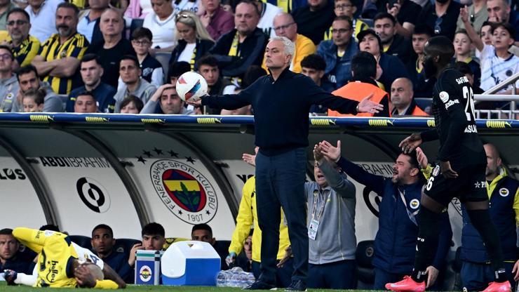 Derbi yenilgisi sonrası Jose Mourinhoyu topa tuttu: Dünyanın en büyük hocasısın öyle mi