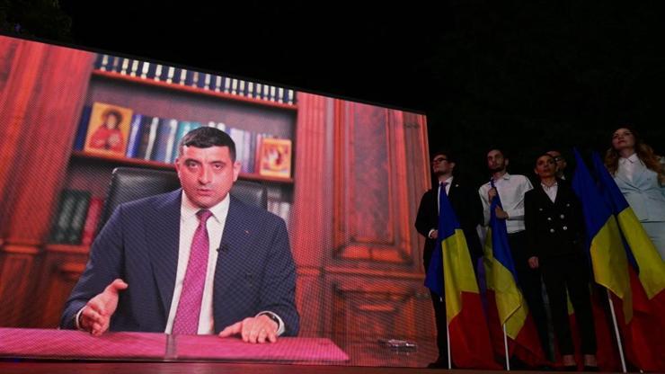 Romanya’da cumhurbaşkanlığı seçimi: İlk turu aşırı sağcı aday önde tamamladı