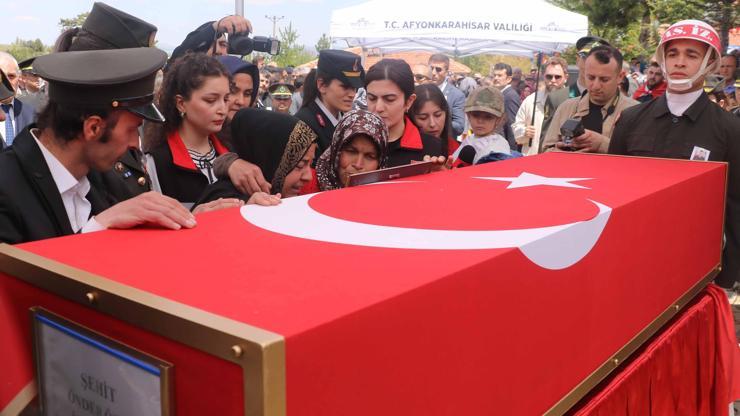 Afyonkarahisar, şehit Uzman Çavuş Önder Özen’e veda etti: Kızı Alya’nın komutanla diyaloğu yürekleri dağladı