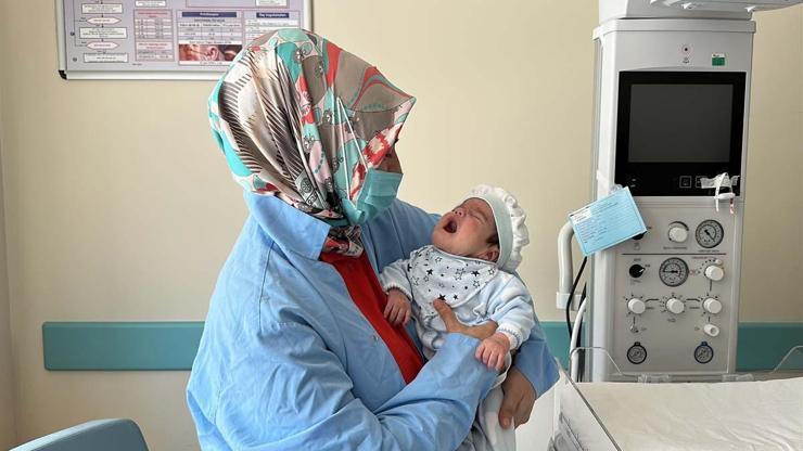 Dünyada 7nci vaka 34 haftalık doğan Eymen bebeğin boynundan 445 gram tümör çıkarıldı