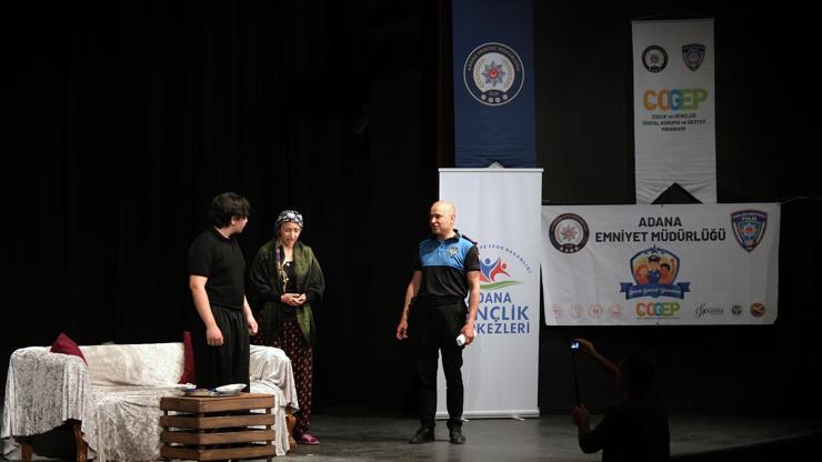 Polisler, eğitimine destek verdikleri öğrencilerle tiyatro oyunu sahneledi