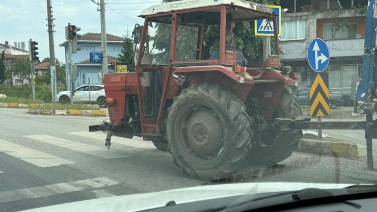 D-100 Karayolunda3 tekerlekli traktör dikkat çekti