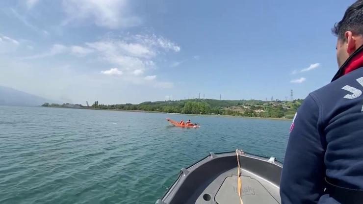 Sapanca Gölünde pedallı kanoyla alabora olan 3 kişiyi jandarma kurtardı