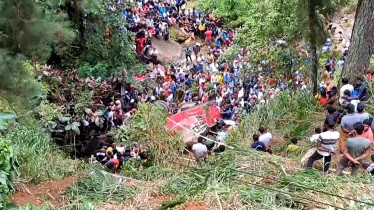 Sri Lankada yolcu otobüsü uçuruma yuvarlandı: 21 ölü