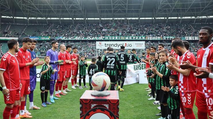 A. Keçiörengücü futbolcuları, şampiyon Kocaelisporu alkışladı