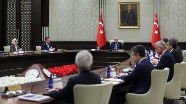 SON DAKİKA | Kabine Cumhurbaşkanı Erdoğan başkanlığında toplandı Bahçeliden Kabineye Ay Yıldızlı çiçek...