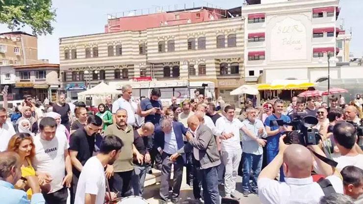 PKK 47 yıl sonra kendisini feshetti Diyarbakırda barış halayı