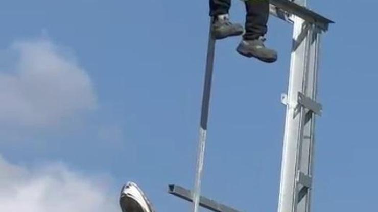 'Pes' dedirten görüntü: Önlem almadan çıktı, sigara içerek işlem yaptı 'Pes' dedirten görüntü: Önlem almadan çıktı, sigara içerek işlem yaptı