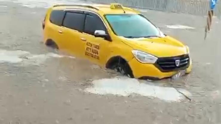 Mardin'de sağanak; cadde ve sokaklar suyla doldu Mardin'de sağanak; cadde ve sokaklar suyla doldu