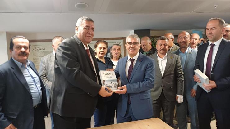 Ömer Fethi Gürer'in 'Niğde Siyaset Tarihi' kitabı okurlarıyla buluştu Ömer Fethi Gürer'in 'Niğde Siyaset Tarihi' kitabı okurlarıyla buluştu