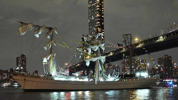 Meksika donanma gemisi Brooklyn Köprüsüne çarptı: 2 ölü, 19 yaralı