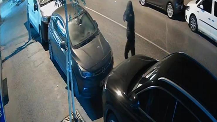 Kağıthanede şoke eden olay: Tetikçi tutup eşinin dükkanını kurşunlattı | İşte o anlar...