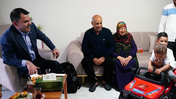 Bakan Kurum evlerine kavuşan depremzede aileye misafir oldu