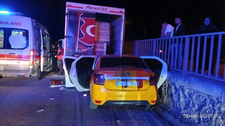 Taksi, önündeki kamyonete çarptı; 1 ölü, 1 yaralı Taksi, önündeki kamyonete çarptı; 1 ölü, 1 yaralı