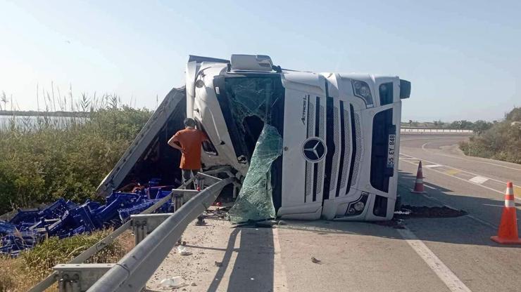 Domates yüklü tır yan yattı