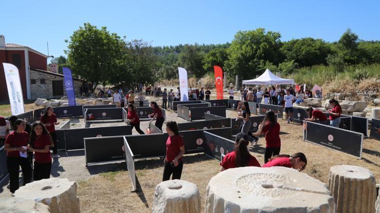 Antik kentte 'labirent oryantiring' etkinliği Antik kentte 'labirent oryantiring' etkinliği