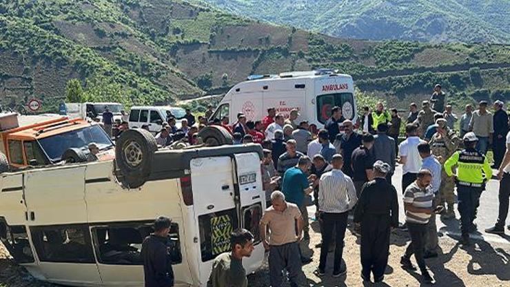 Hakkaride öğrenci taşıyan okul servisi kaza yaptı: 14 kişi yaralandı