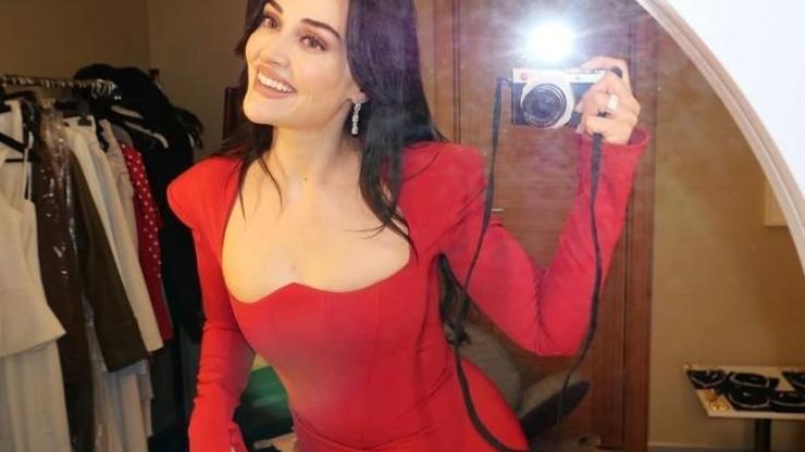 Esra Bilgiç, Kırmızı Elbisesiyle Adeta Parladı