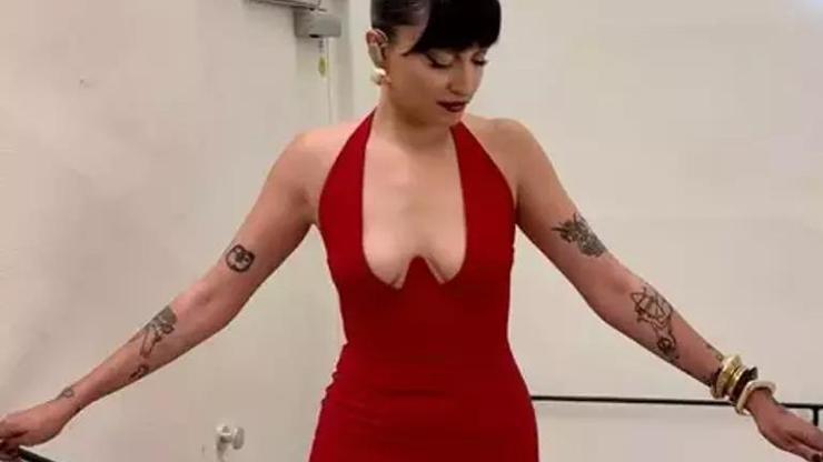 Melike Şahin derin dekolteli kırmızı elbisesiyle göz kamaştırdı