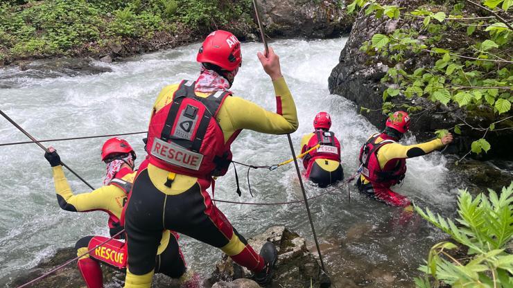 Uzungöl'de Dereye Düşen Faisal'ı Arama Çalışmaları Uzungöl'de Dereye Düşen Faisal'ı Arama Çalışmaları