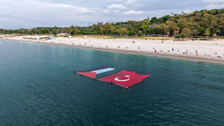 Denizde Türk ve Filistin bayraklarıyla destek mesajı Denizde Türk ve Filistin bayraklarıyla destek mesajı