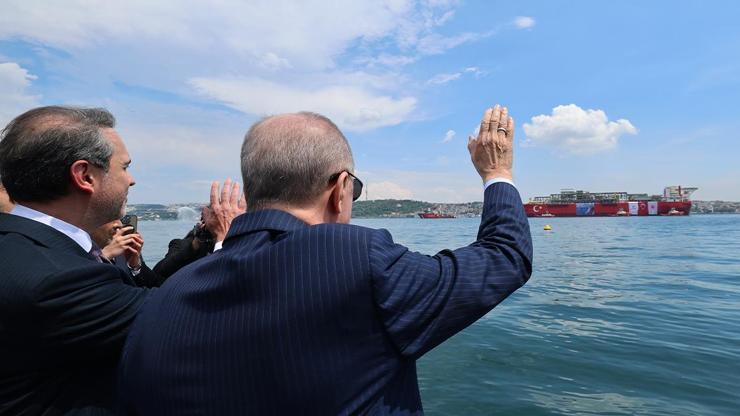 Fethin 572. yılında bir ilk: Türkiyenin ilk yüzer gaz üretim platformu Osman Gazi, Boğazdan geçti