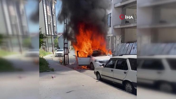 Park halindeki araç alev alev yandı