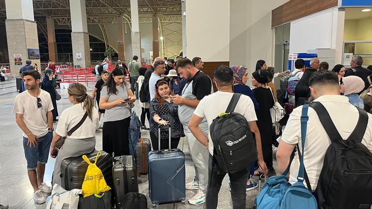 Diyarbakır Havalimanı pistinde çatlak Uçaklar başka meydanlara divert etti