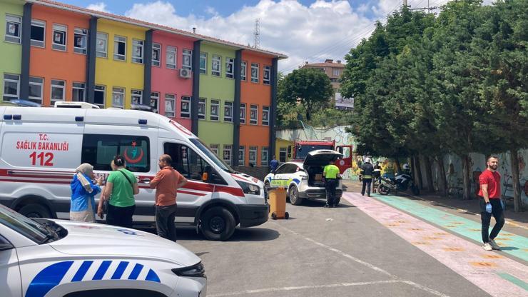 Otomobil, 5 metreden okul bahçesine uçtu; sürücü yaralandı Otomobil, 5 metreden okul bahçesine uçtu; sürücü yaralandı