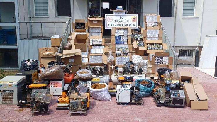 Bursa'da kaçak sigara üreten 4 şüpheliye gözaltı Bursa'da kaçak sigara üreten 4 şüpheliye gözaltı